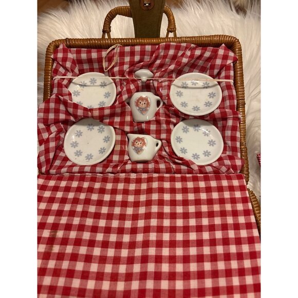 Raggedy Ann Childrens Miniature Porcelain Tea Set Wicker Picnic Basket Schylling - Picture 4 of 11